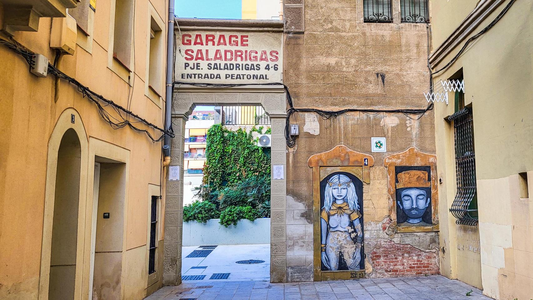 El Poblenou conserva la puerta de un garaje histórico: contraste entre pasado y presente