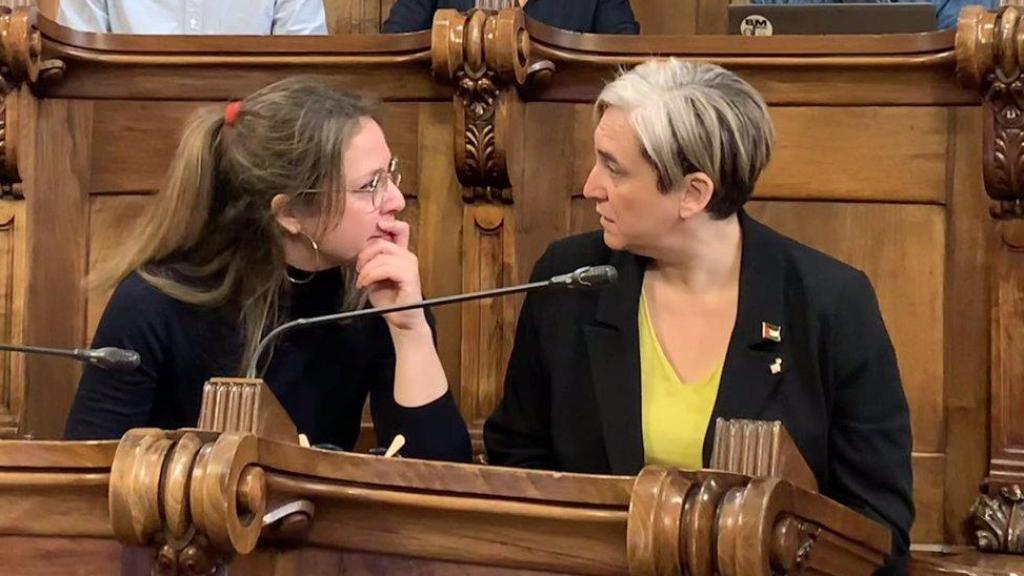 Las ediles de los comunes Janet Sanz y Ada Colau durante un pleno municipal