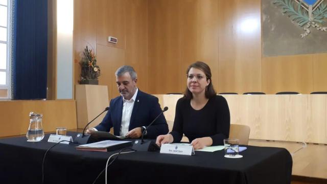 El alcalde de Barcelona, Jaume Collboni, junto a Janet Sanz, edil de los comunes