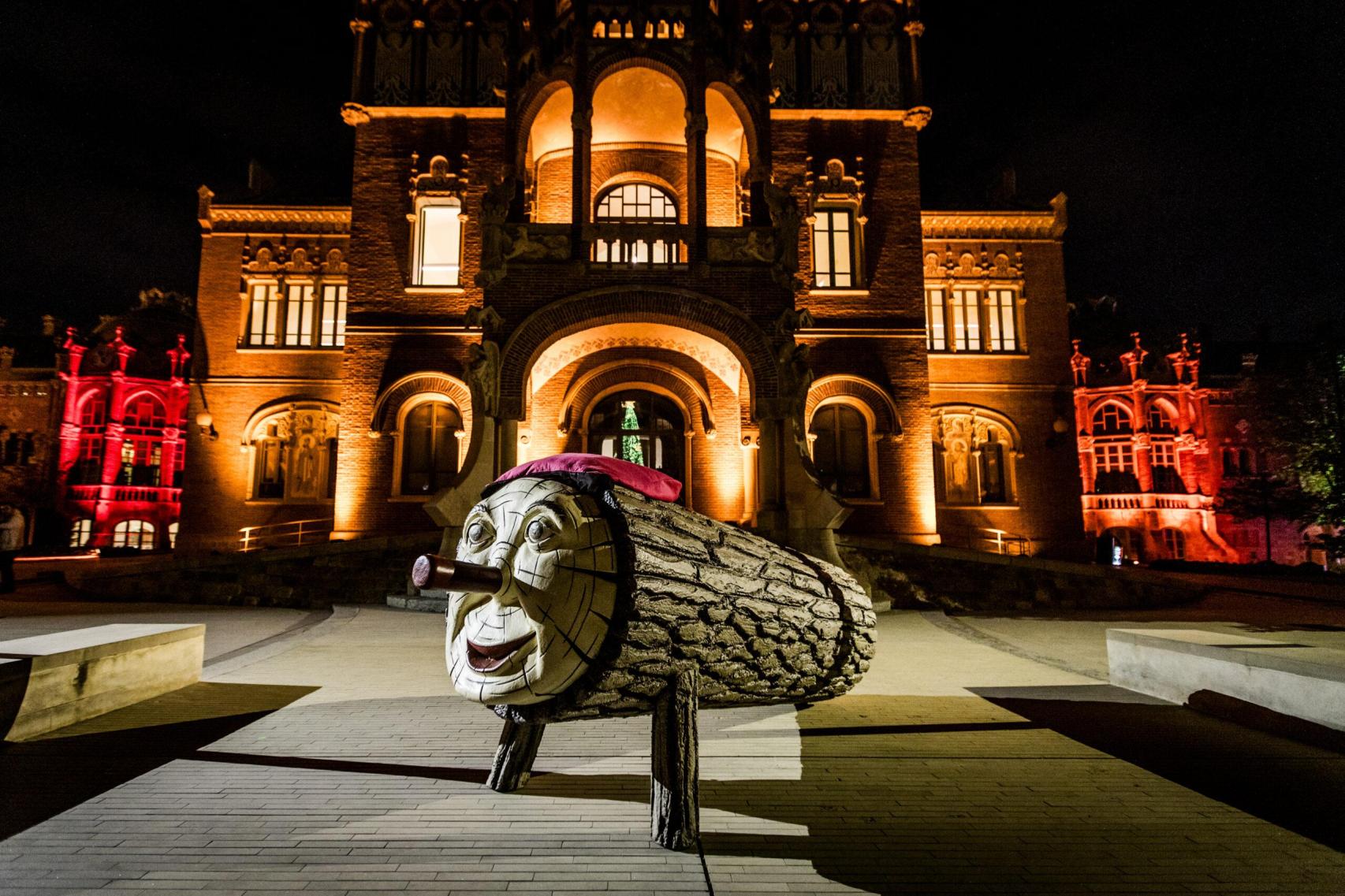 El Caga Tió en el recinto modernista de Sant Pau durante la Navidad