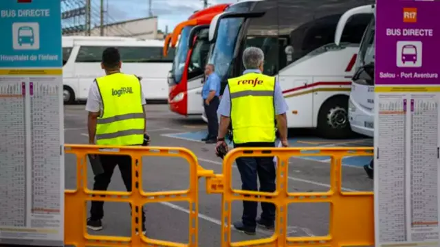 Operarios de Renfe organizan uno de los buses del servicio alternativo de Renfe