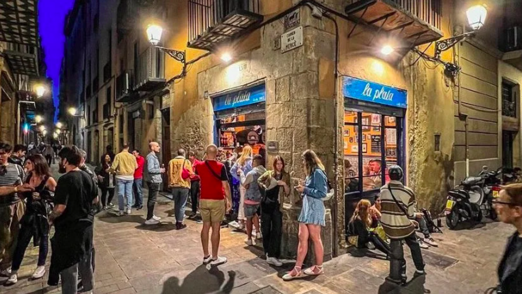 Ambiente en el bar La Plata de Barcelona