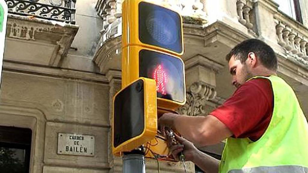 Reparación de un semáforo en Barcelona