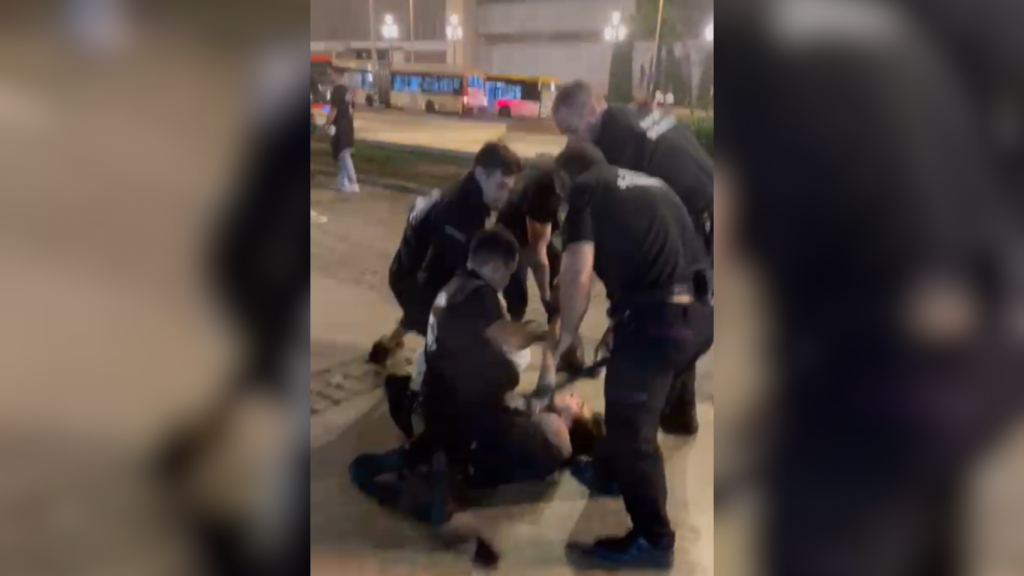 Controladores agreden a un joven en el Oktober Fest de Barcelona