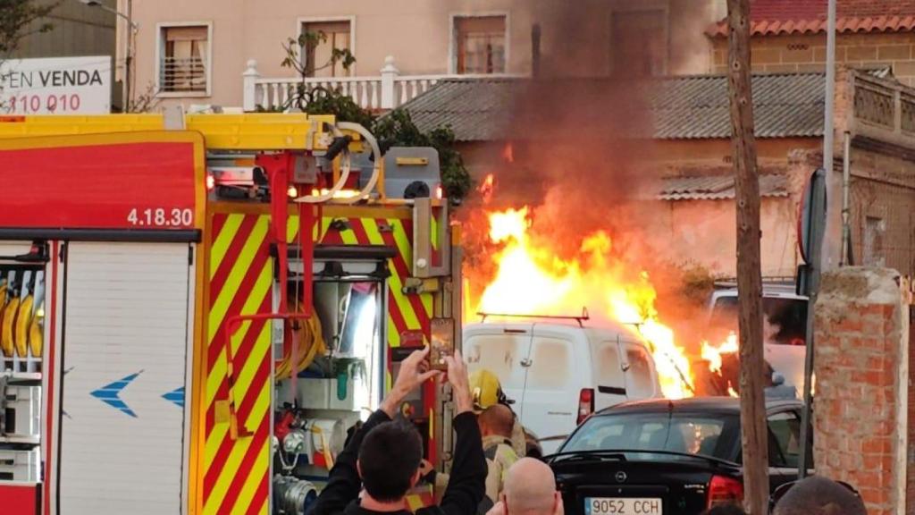 Incendio de dos coches en Santa Coloma de Gramenet