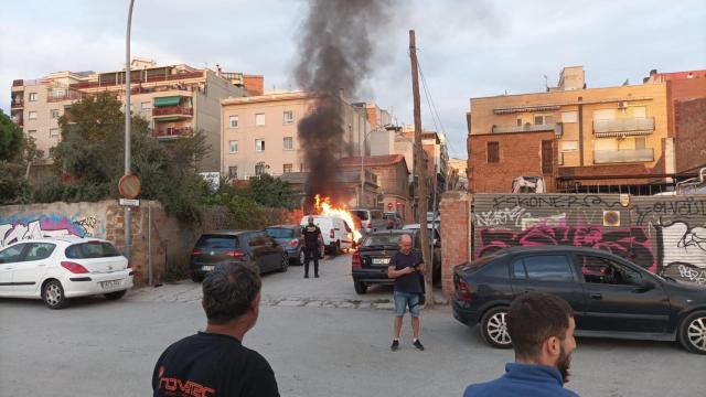 Incendio en Santa Coloma: arden dos vehículos en la frontera con Sant Adrià de Besòs