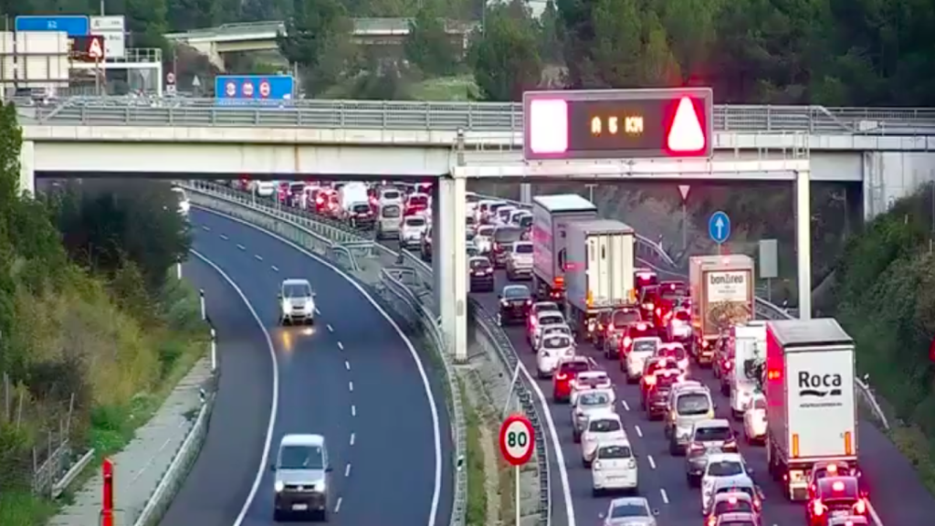 Colas kilométricas en la A-2 en dirección Barcelona por un accidente