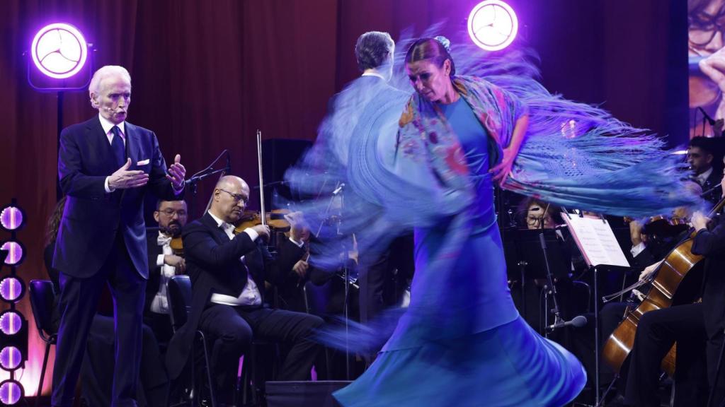 El tenor Josep Carreras (i) y la bailaora Sara Baras (d) durante su concierto con motivo de la clausura la Copa del América de Vela y los actos del bicentenario de Passeig de Gràcia este domingo, en Barcelona