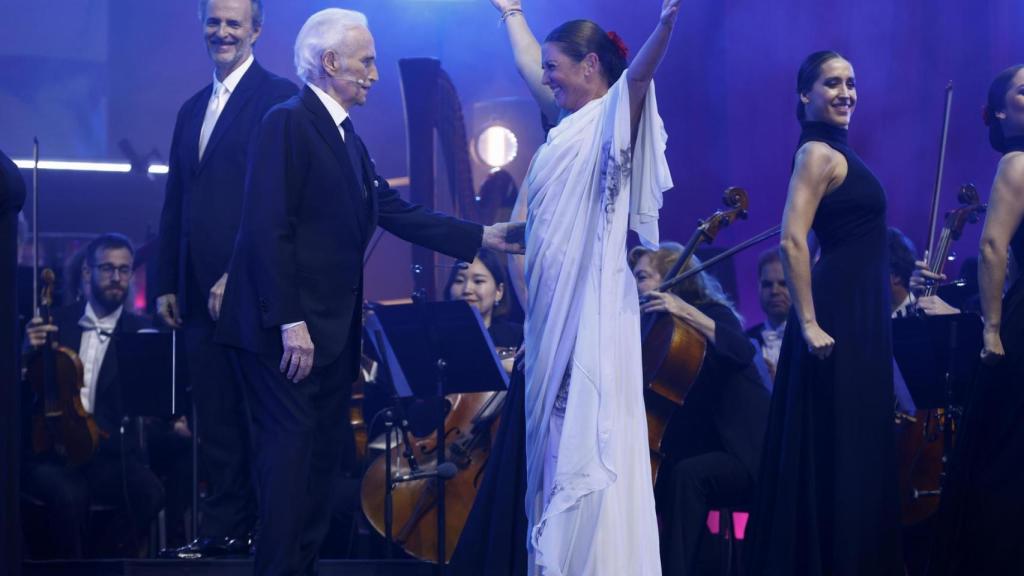 El tenor Josep Carreras (i) y la bailaora Sara Baras (d) durante su concierto con motivo de la clausura la Copa del América de Vela y los actos del bicentenario de Passeig de Gràcia este domingo, en Barcelona