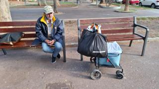 Benjamín, el vecino de Gavà que vive en un parque desde hace tres años a la espera de una ayuda