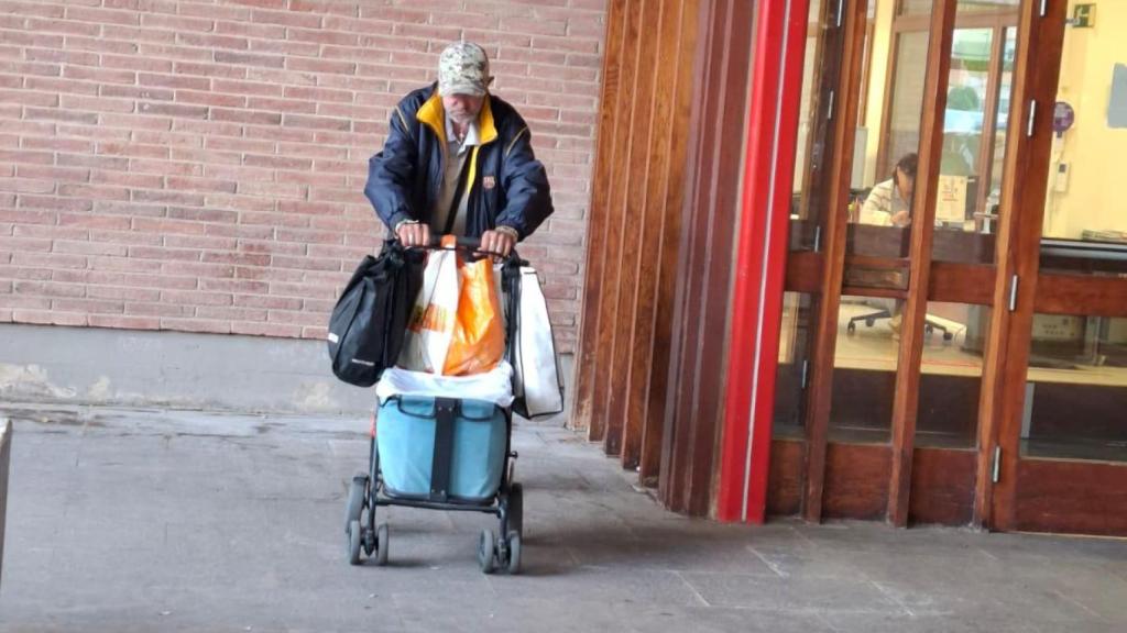 Benjamín caminando con su andador