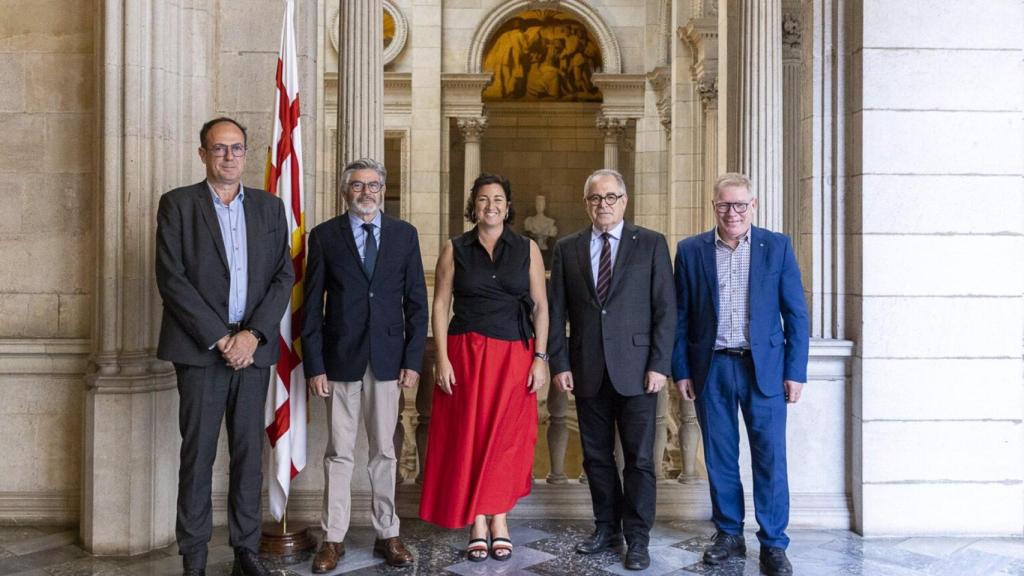 El teniente de alcalde de Economía en el Ayuntamiento de Barceloma, Jordi Valls, y la consellera de Economía y Finanzas, Alícia Romero, este martes