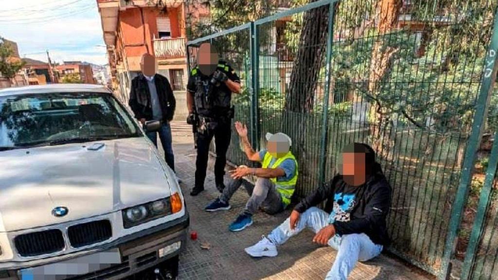 Los dos hombres detenidos en Santa Coloma por estafar a varios conductores