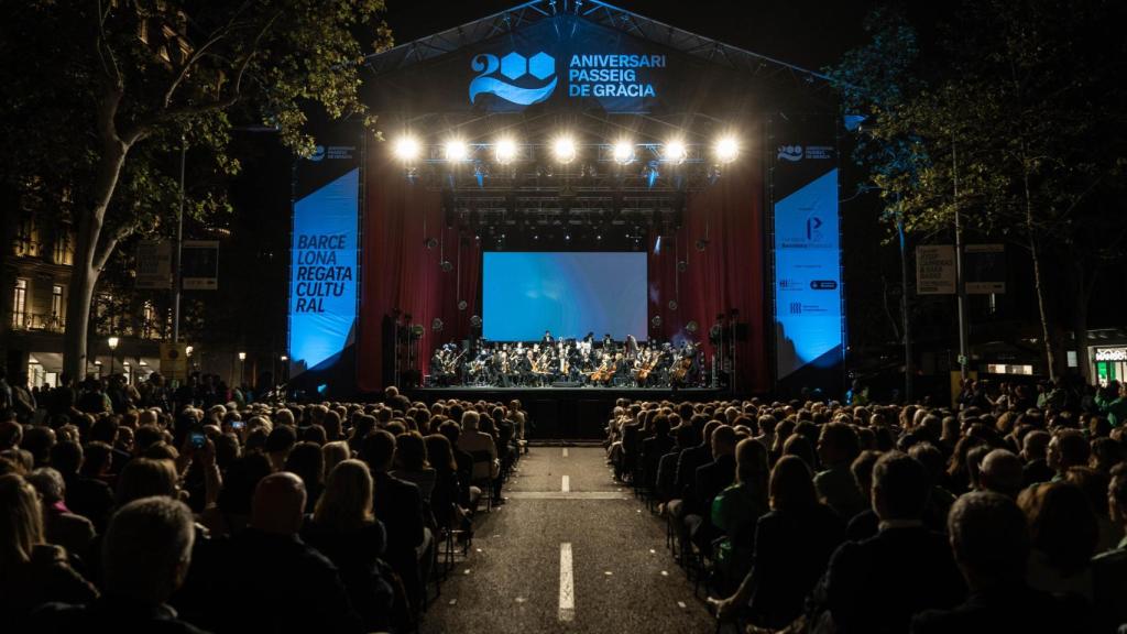 Escenario del concierto con motivo de la clausura la Copa del América de Vela y los actos del bicentenario de Passeig de Gràcia este domingo, en Barcelona