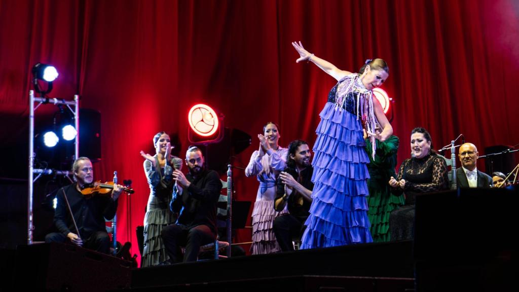 La bailaora Sara Baras durante su concierto con motivo de la clausura la Copa del América de Vela y los actos del bicentenario de Passeig de Gràcia este domingo, en Barcelona