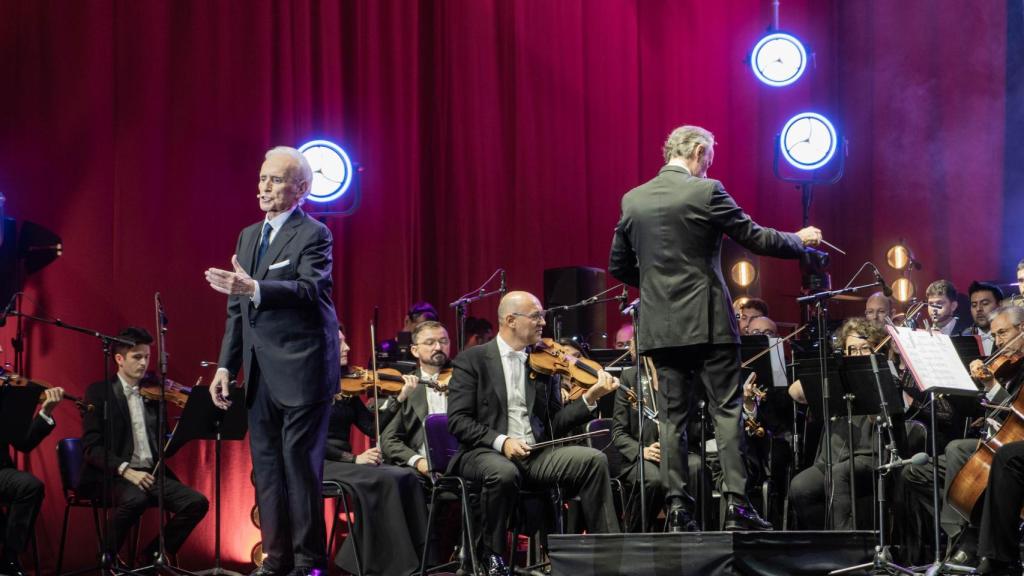 El tenor Josep Carreras durante su concierto con motivo de la clausura la Copa del América de Vela y los actos del bicentenario de Passeig de Gràcia este domingo, en Barcelona