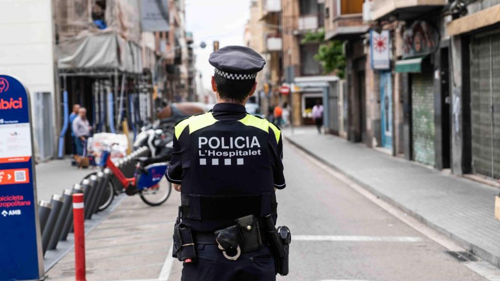 Un agente de la Guardia Urbana de L'Hospitalet en un control de patinetes