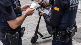 L'Hospitalet de Llobregat declara la guerra a los patinetes: más de 6.000 multas en cuatro años