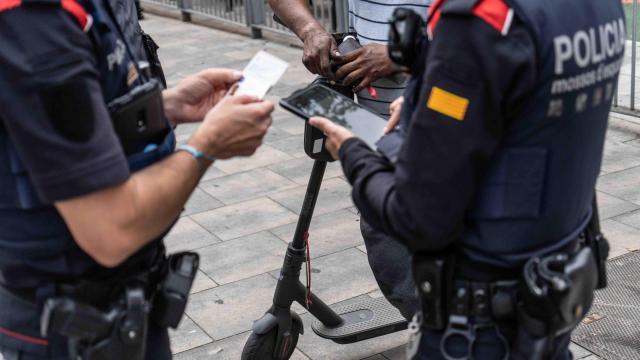 Dos Mossos d'Esquadra en un control de patinetes