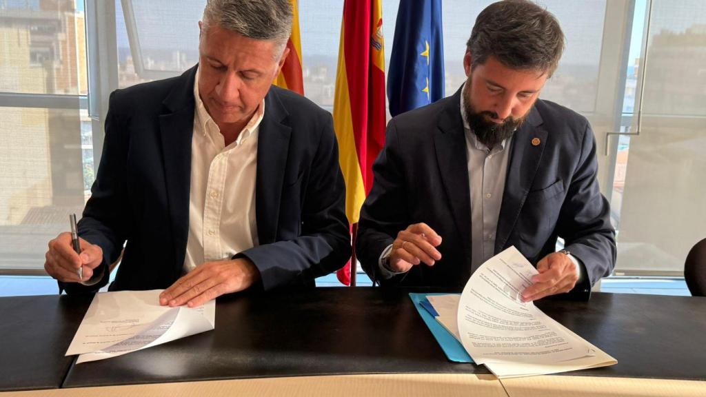 García Albiol y Fernando Carrer, en la firma del acuerdo por los presupuestos