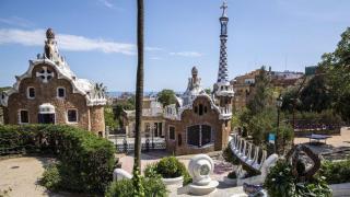 Un centenar de personas se concentran en el Park Güell de Barcelona contra su privatización