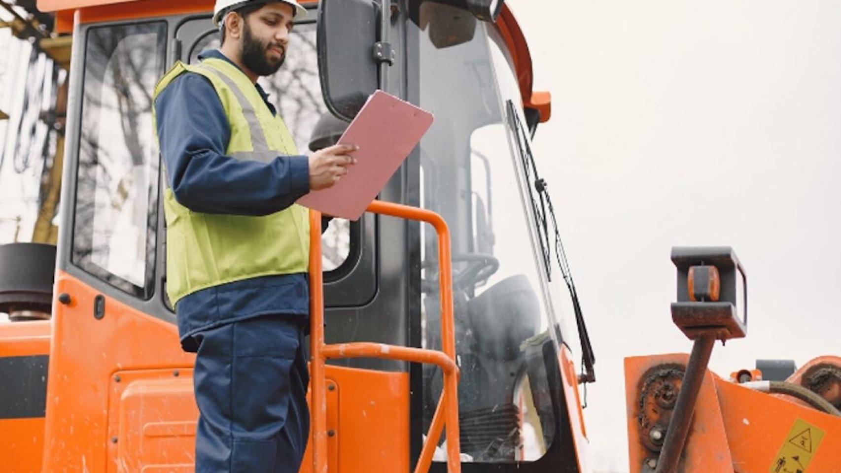 Trabajador junto a maquinaria industrial