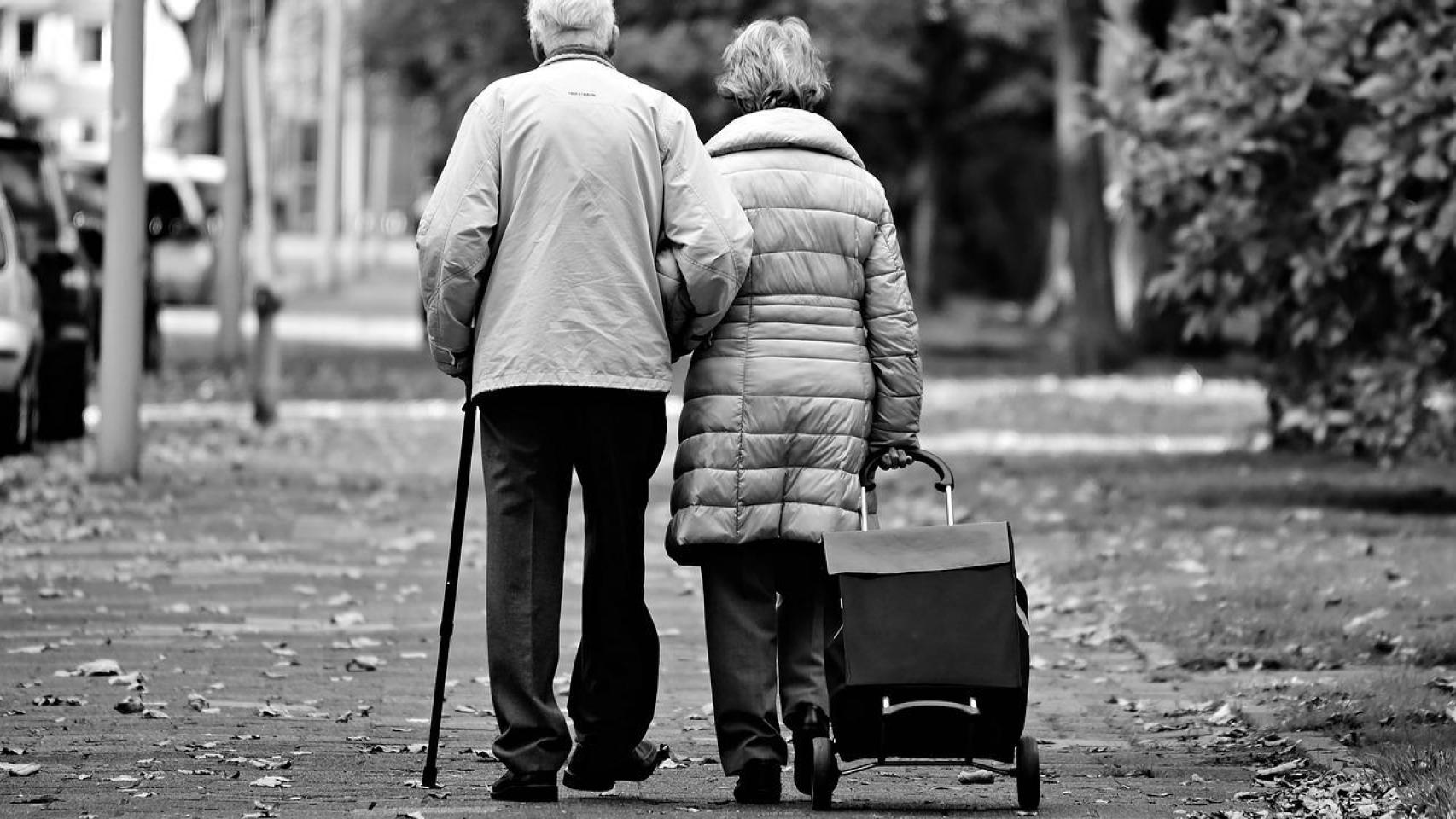 Una pareja mayor paseando por la ciudad