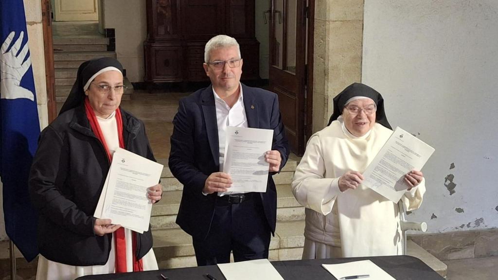 Sor Lucía Caram, priora del Convento de Santa Clara de Manresa, Eduard Sanz, alcalde de Esplugues, y Sor Carmen Horrillo, priora del Convento de Sant Cugat, formalizan la transmisión