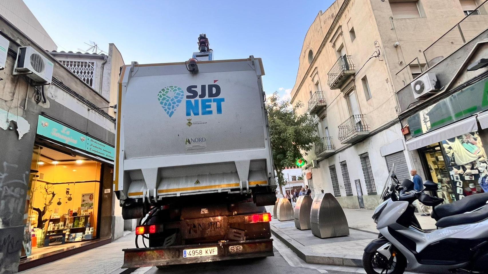 Un camión de basura de Sant Joan Despí operando en Sant Adrià