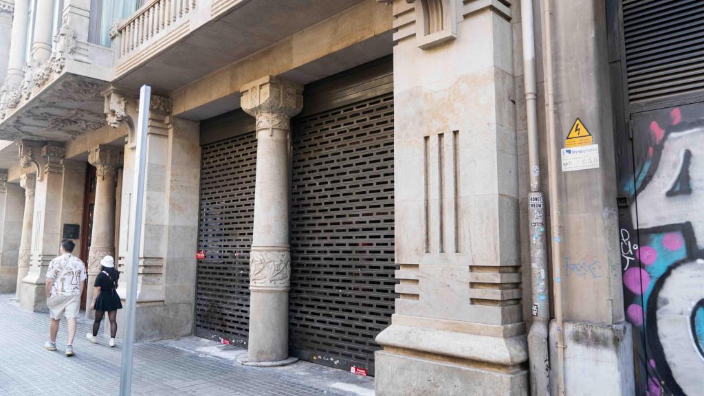 El supermercado 24 horas de Casa Heribert Pons precintado por el Ayuntamiento de Barcelona