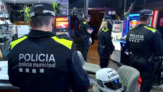 Dispositivo policial en un bar de Terrassa