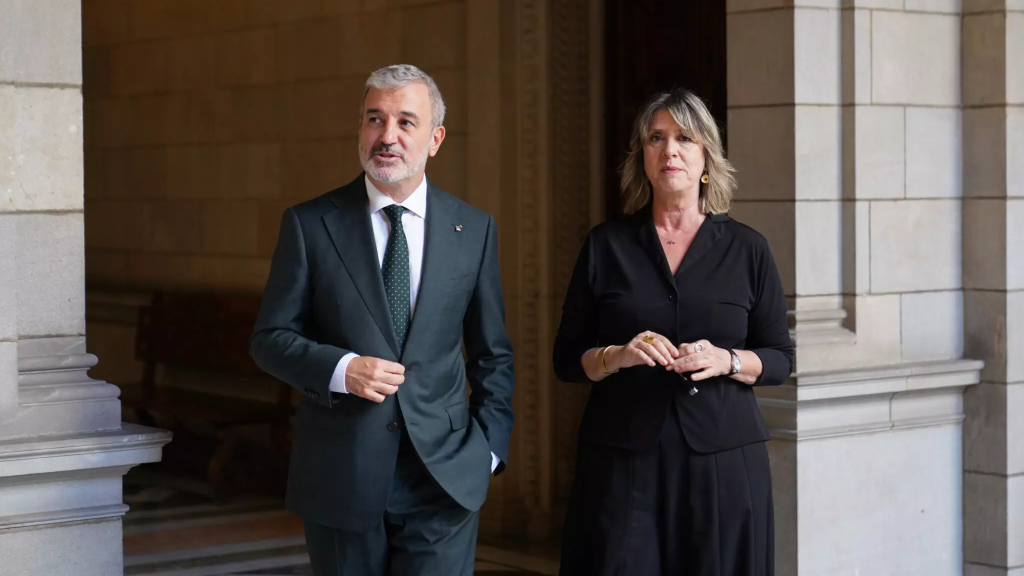 Jaume Collboni, alcalde de Barcelona, y Carmen Zapata, alcaldesa de noche