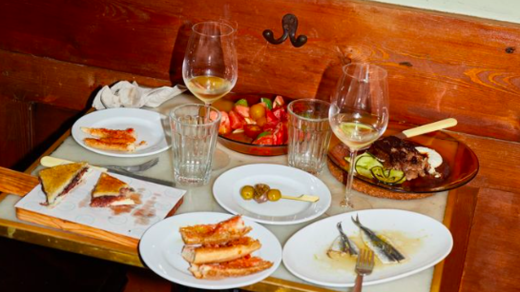 Mesa con platos del Bar Alegría