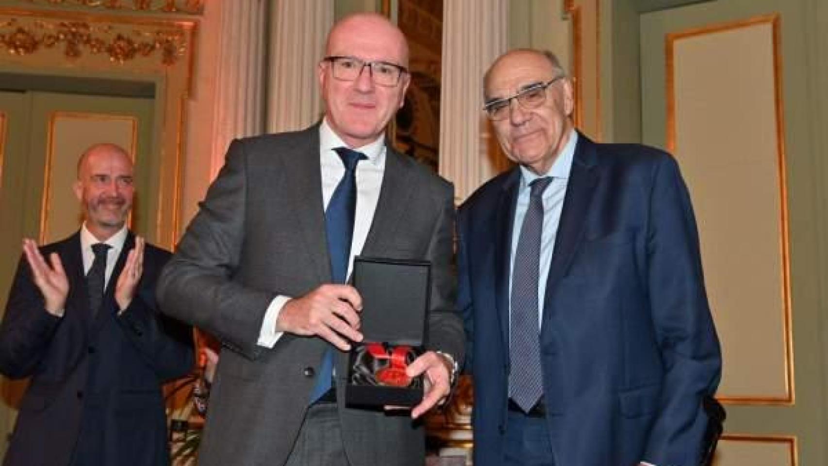 Ángel Vilá recibe el premio del Liceu de manos de Salvador Alemany (derecha)