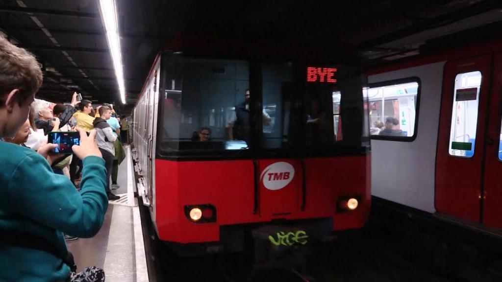 El último tren de la serie 4.000 del metro, en su último viaje