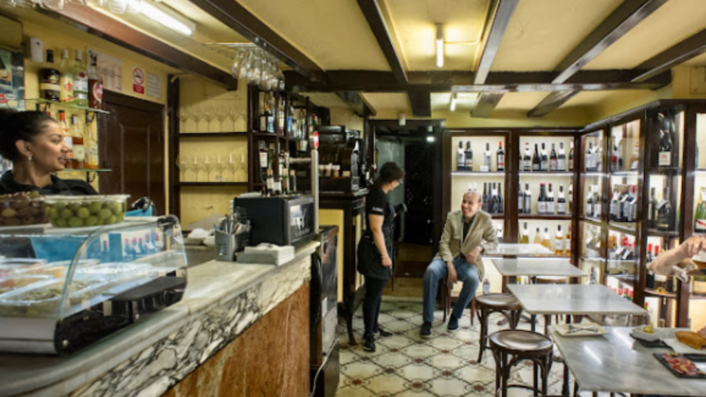 Interior de la Xarcutería La Pineda