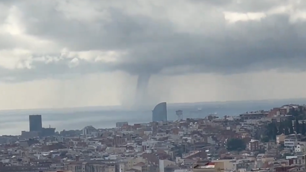 VÍDEO: La tormenta deja varios tornados en la costa de Barcelona