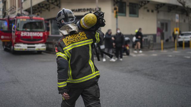 Bombers de Barcelona trabajando en un incendio en la ciudad