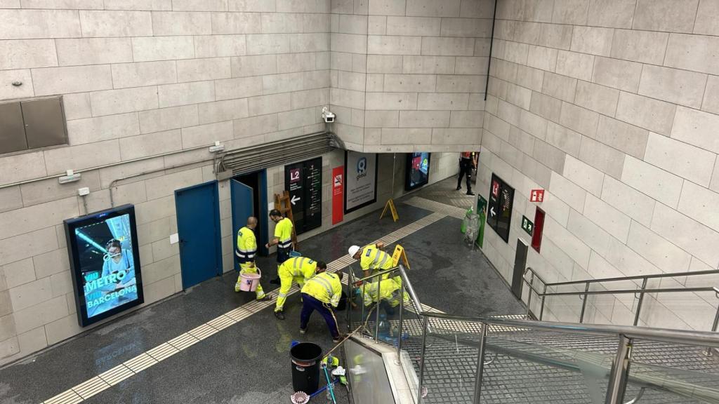 Técnicos del metro trabajando en el transbordo