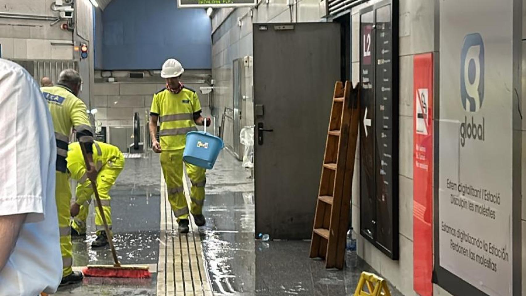 Cerrado un transbordo y seis estaciones del metro de Barcelona por filtraciones de agua