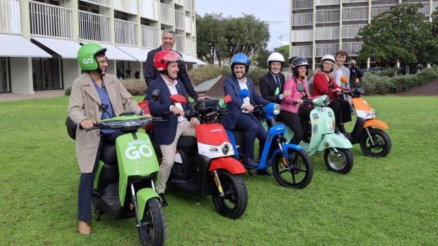 Alcaldes metropolitanos con motos del servicio de 'sharing'