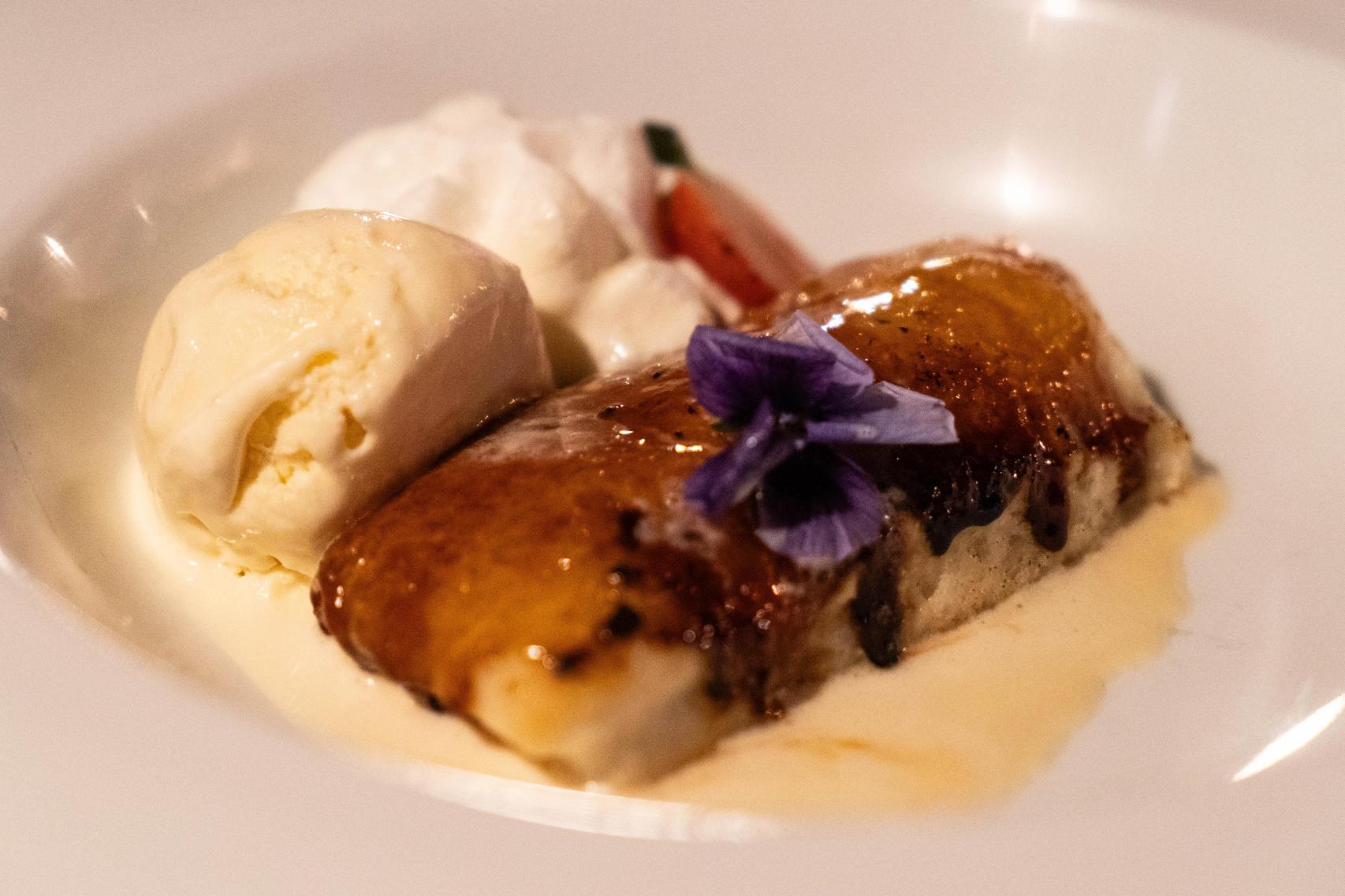 Torrija con helado de vainilla del restaurante Samantha's