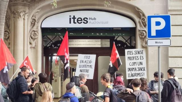 Profesores del ITES de Barcelona, manifestándose a las puertas del centro