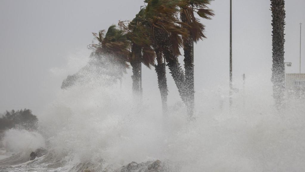 La playa de Barcelona este miércoles, 30 de octubre, durante el temporal