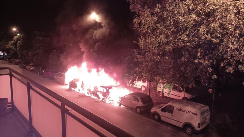 Dos coches incendiados en el paseo de la Pollancreda de Sant Adrià de Besòs