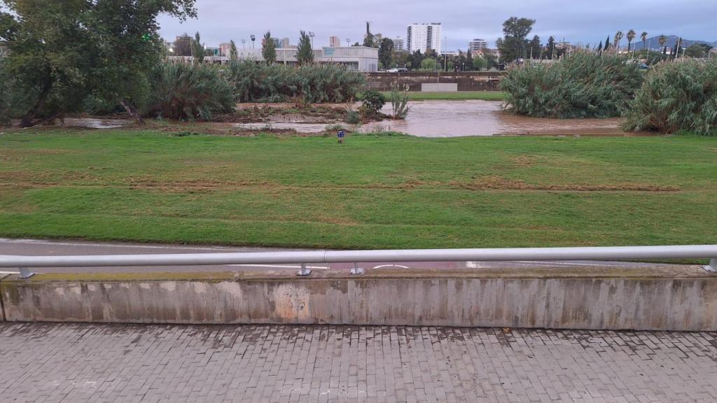 El río Besòs, al límite del desbordamiento por la DANA