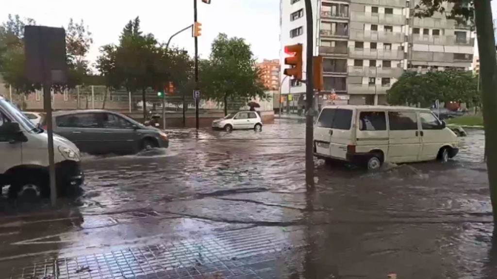 Imagen archivo de una calle de L'Hospitalet inundada