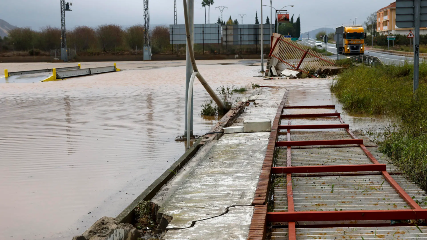 Detalle de un muro caído a causa de las lluvias que afectan a la Comunidad Valenciana