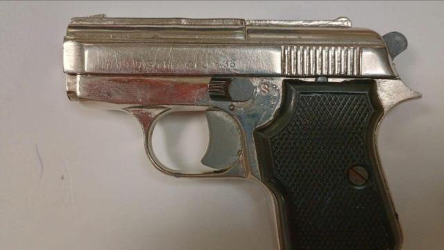 La pistola que llevaba el hombre en un control de tráfico en Sabadell