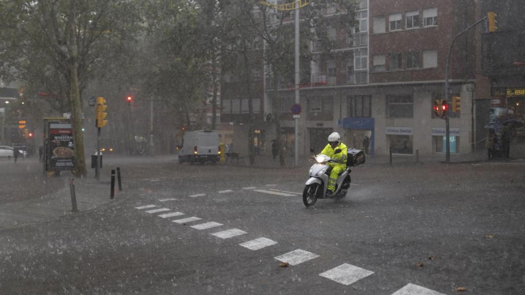 Un repartidor en moto durante la tormenta, a 30 de octubre de 2024, en Barcelona